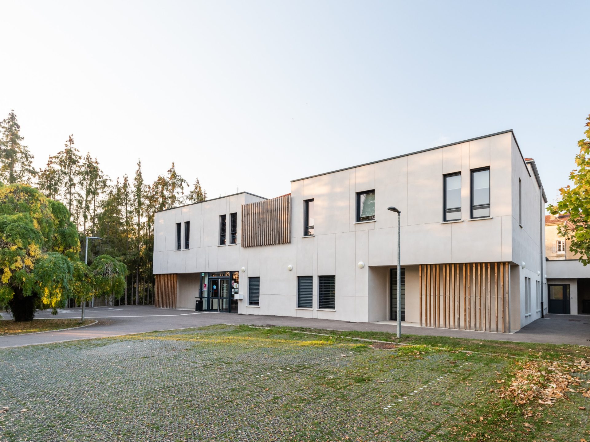 Agence pour l’emploi avec deux niveaux. Agence pôle emploi, Quai Jean Moulin 88300 Neufchateau. Brique CLIMAmur 36