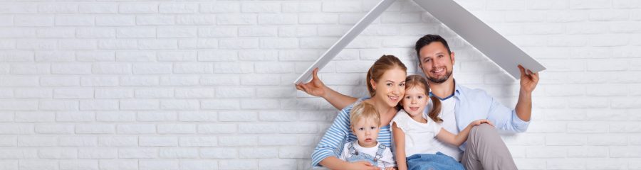 Fotografie rodiny pod střechou v pozadí cihelná zeď | Wienerberger