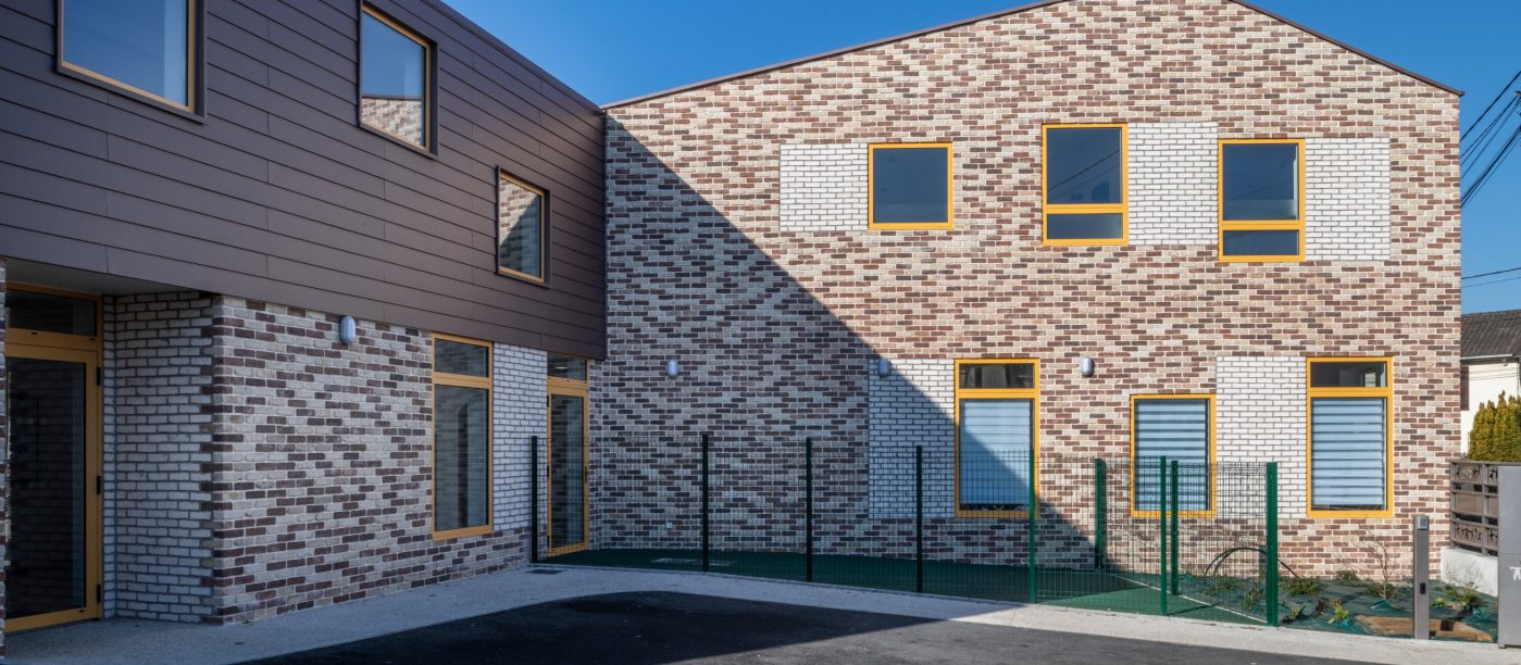 Institut medico-éducatif avec un étage. Coût : 870 000€ HT. La partie neuve représente 340m² et la partie réhabilitée 229m². . IME & SESSAD L’Oasis, 28 avenue de Verdun 77290 MITRY MORY. Briques de façade Terca Blérot rétro, Agora Super blanc, Pastorale. Briques de construction Porotherm CLIMAmur 30.